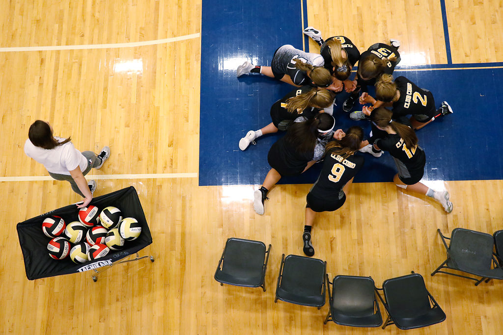 Club CoMo's 14-and-under girls team prays before competing